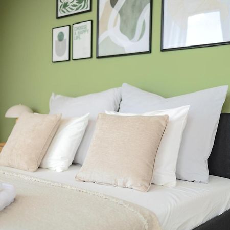 Апартаменты Bright 2Br - 8Th Floor, Balcony, Free Parking - By Gravity Прага Экстерьер фото