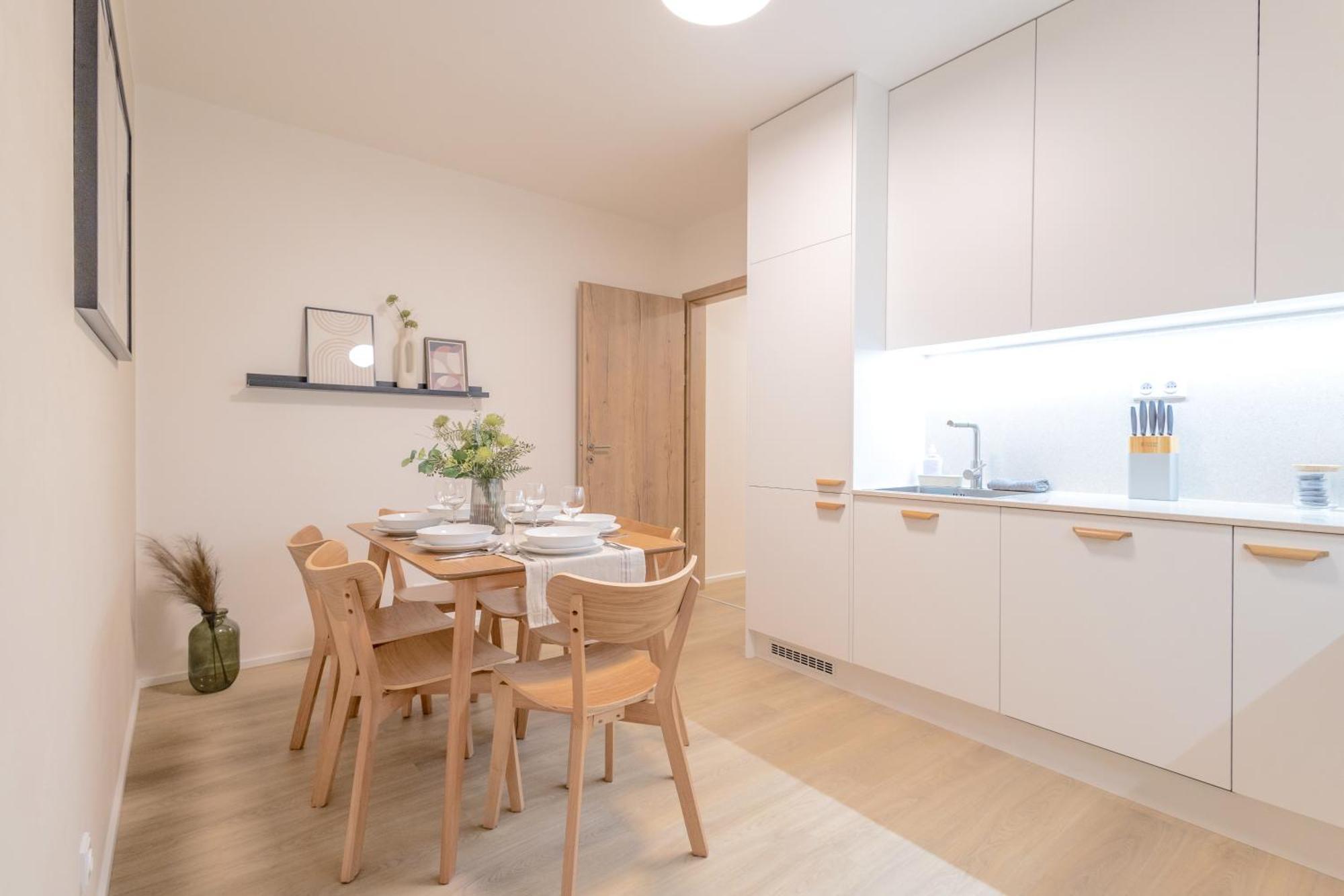 Апартаменты Bright 2Br - 8Th Floor, Balcony, Free Parking - By Gravity Прага Экстерьер фото