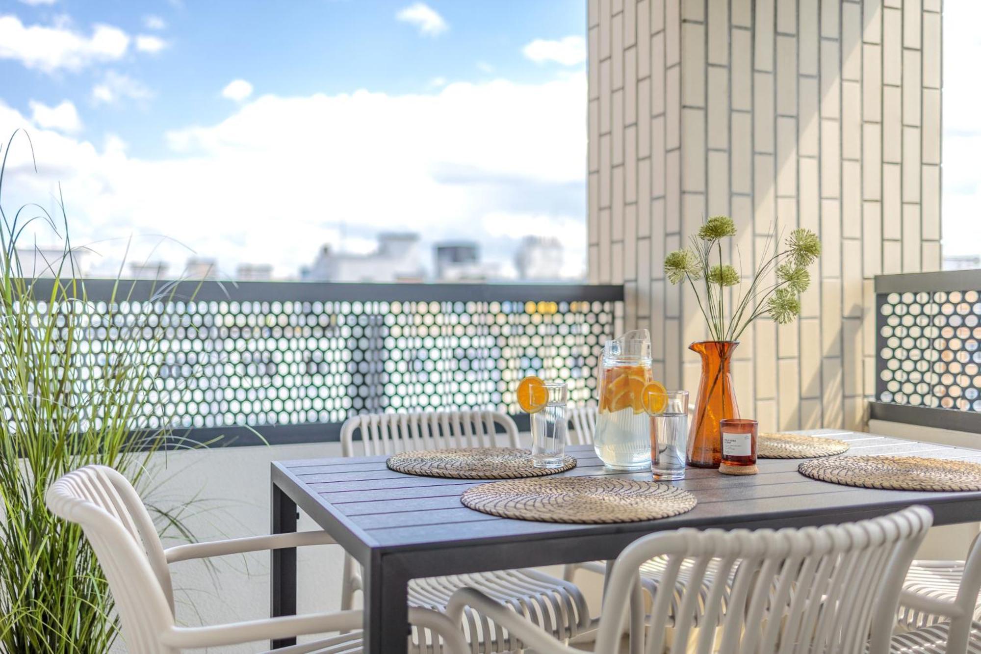 Апартаменты Bright 2Br - 8Th Floor, Balcony, Free Parking - By Gravity Прага Экстерьер фото