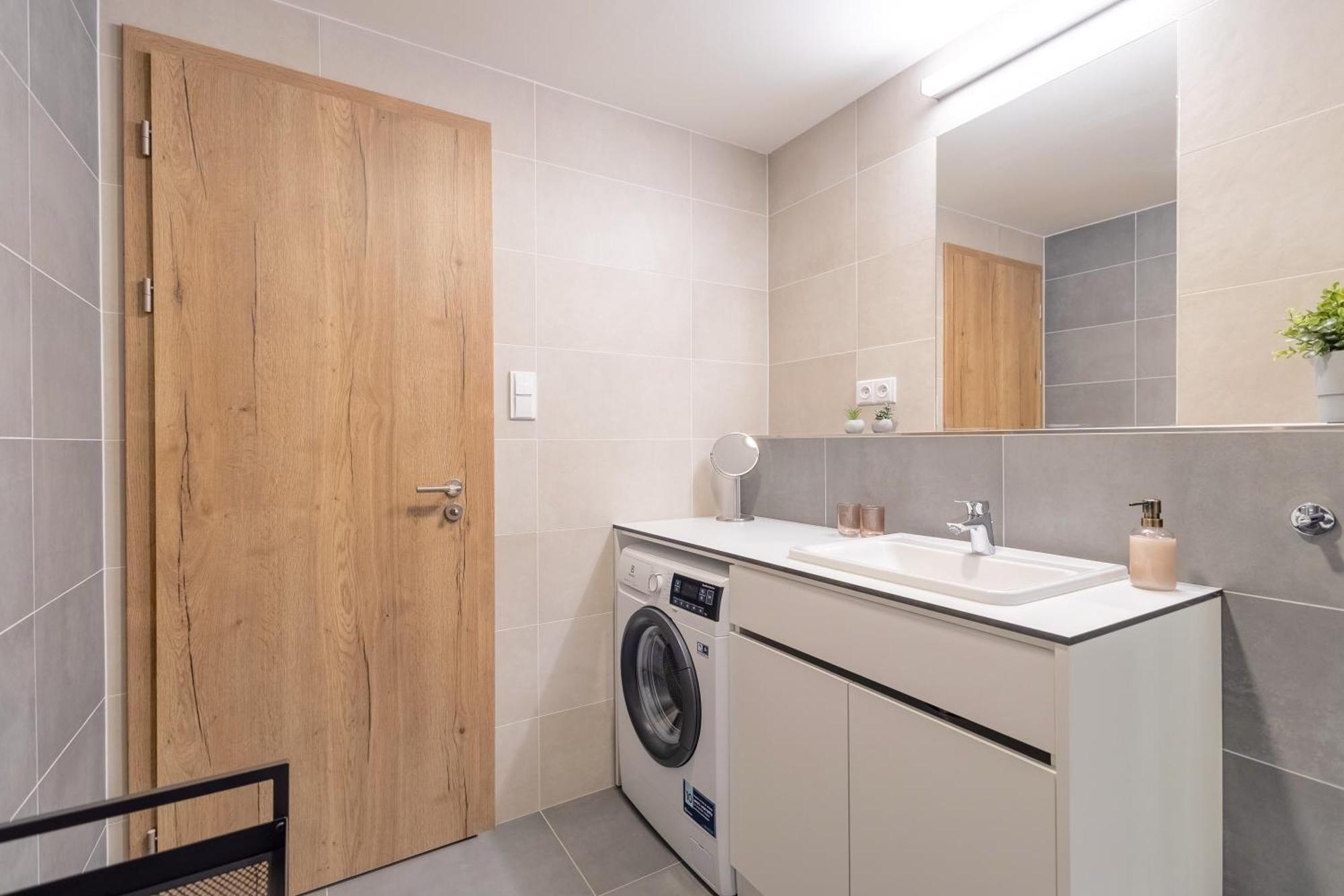 Апартаменты Bright 2Br - 8Th Floor, Balcony, Free Parking - By Gravity Прага Экстерьер фото