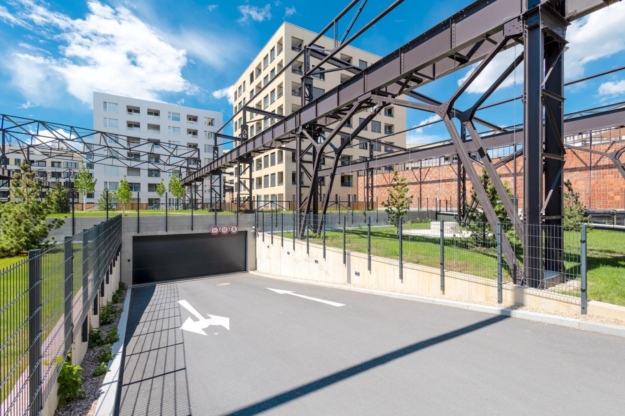 Апартаменты Bright 2Br - 8Th Floor, Balcony, Free Parking - By Gravity Прага Экстерьер фото