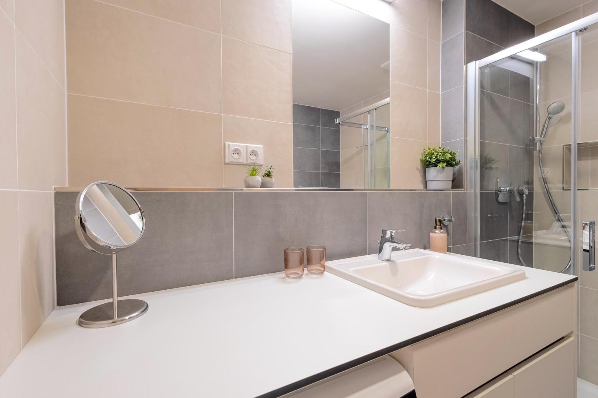 Апартаменты Bright 2Br - 8Th Floor, Balcony, Free Parking - By Gravity Прага Экстерьер фото