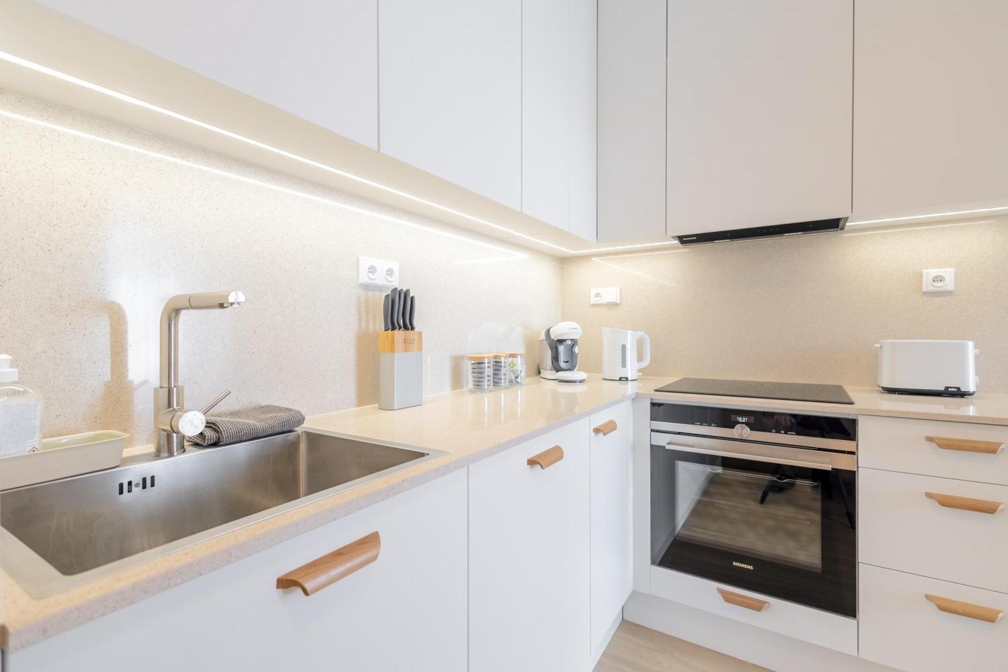 Апартаменты Bright 2Br - 8Th Floor, Balcony, Free Parking - By Gravity Прага Экстерьер фото