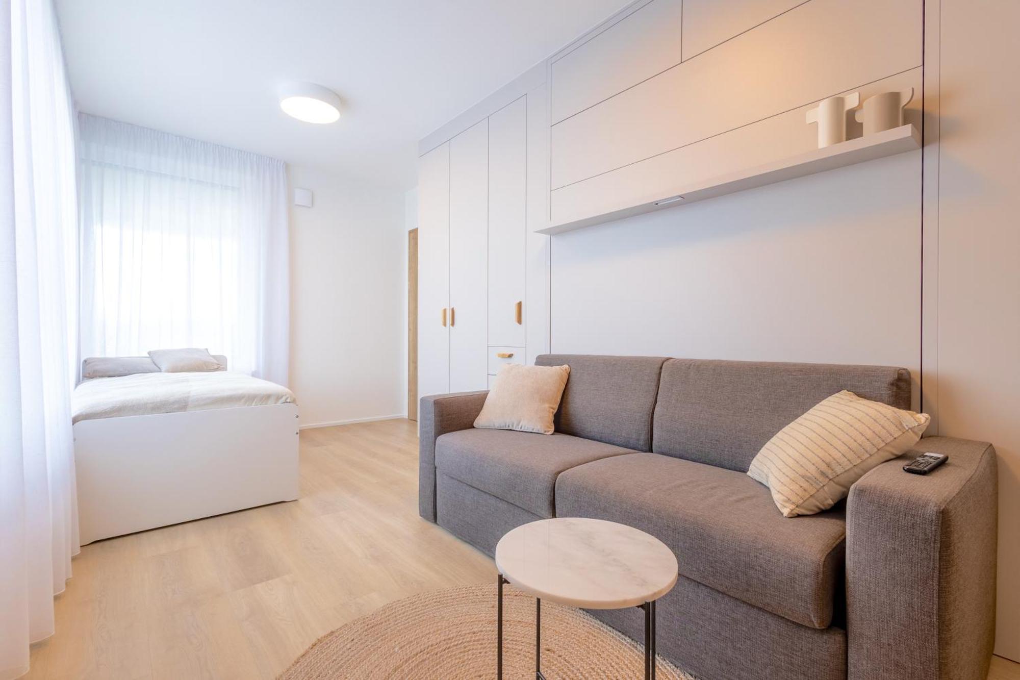 Апартаменты Bright 2Br - 8Th Floor, Balcony, Free Parking - By Gravity Прага Экстерьер фото