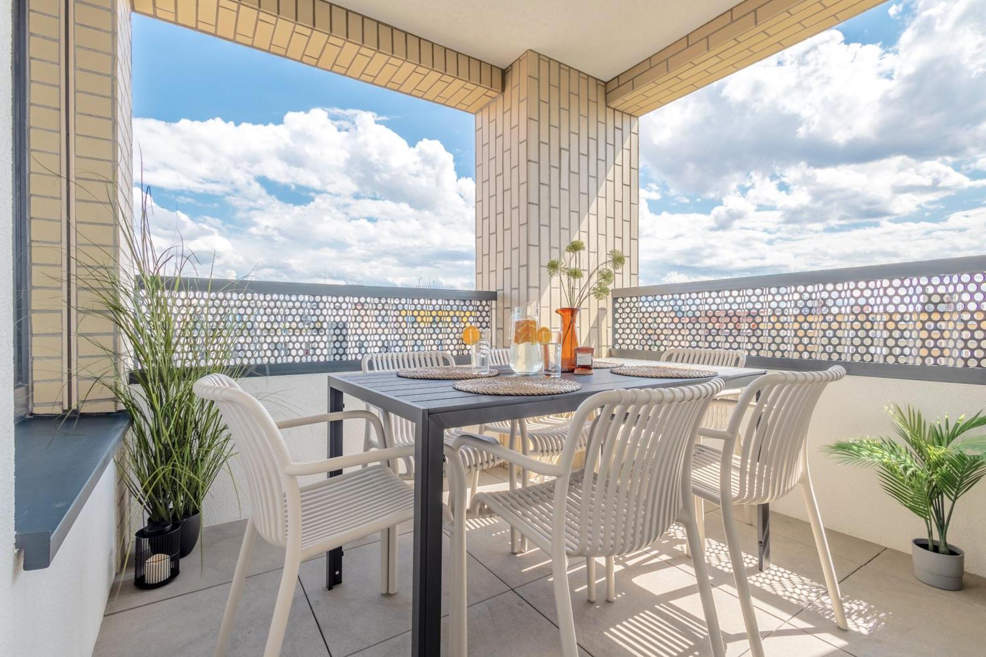 Апартаменты Bright 2Br - 8Th Floor, Balcony, Free Parking - By Gravity Прага Экстерьер фото
