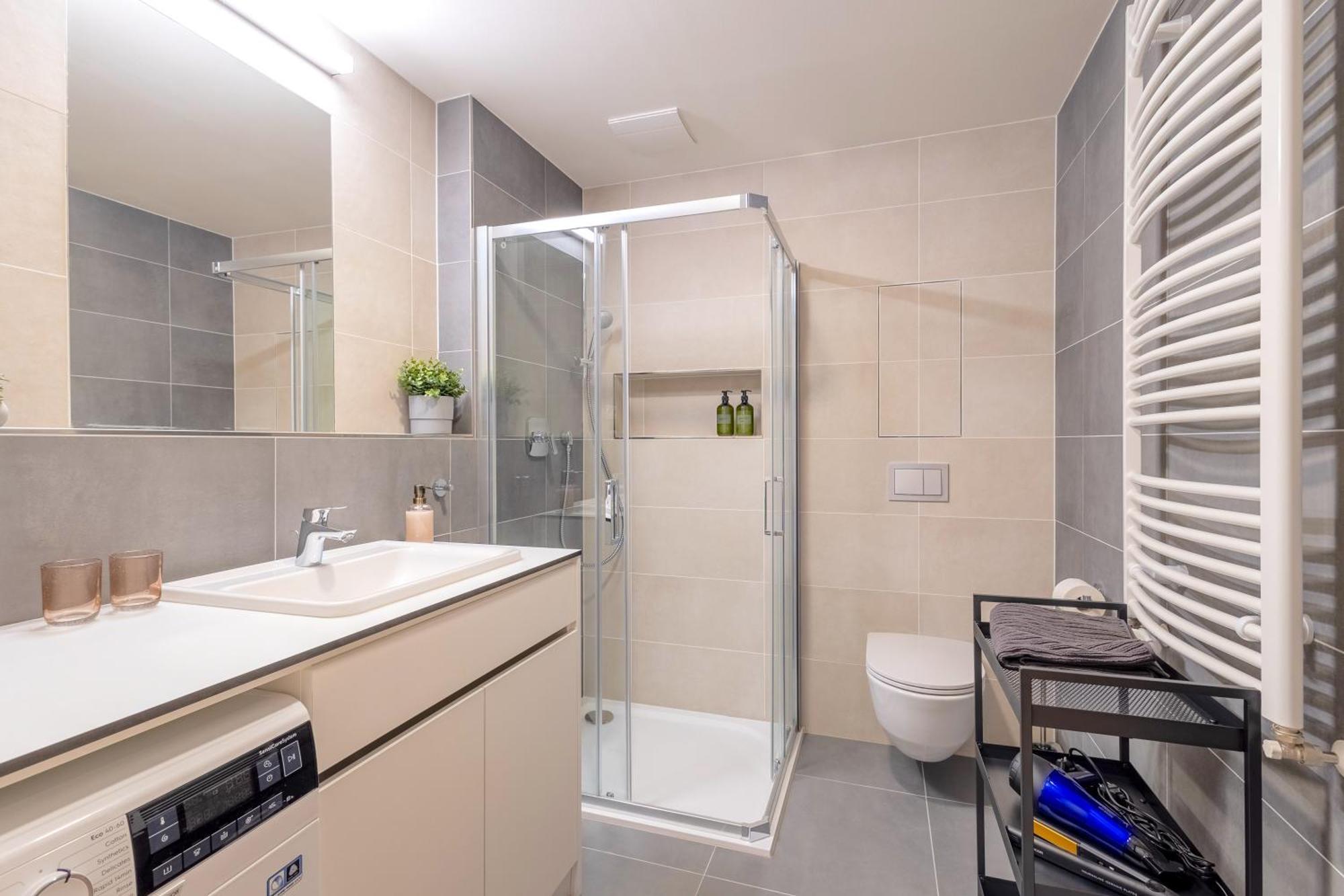 Апартаменты Bright 2Br - 8Th Floor, Balcony, Free Parking - By Gravity Прага Экстерьер фото