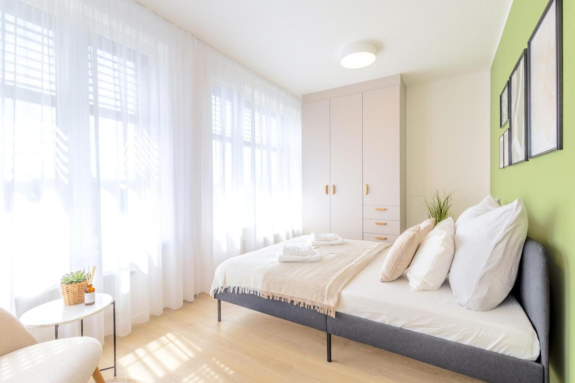Апартаменты Bright 2Br - 8Th Floor, Balcony, Free Parking - By Gravity Прага Экстерьер фото