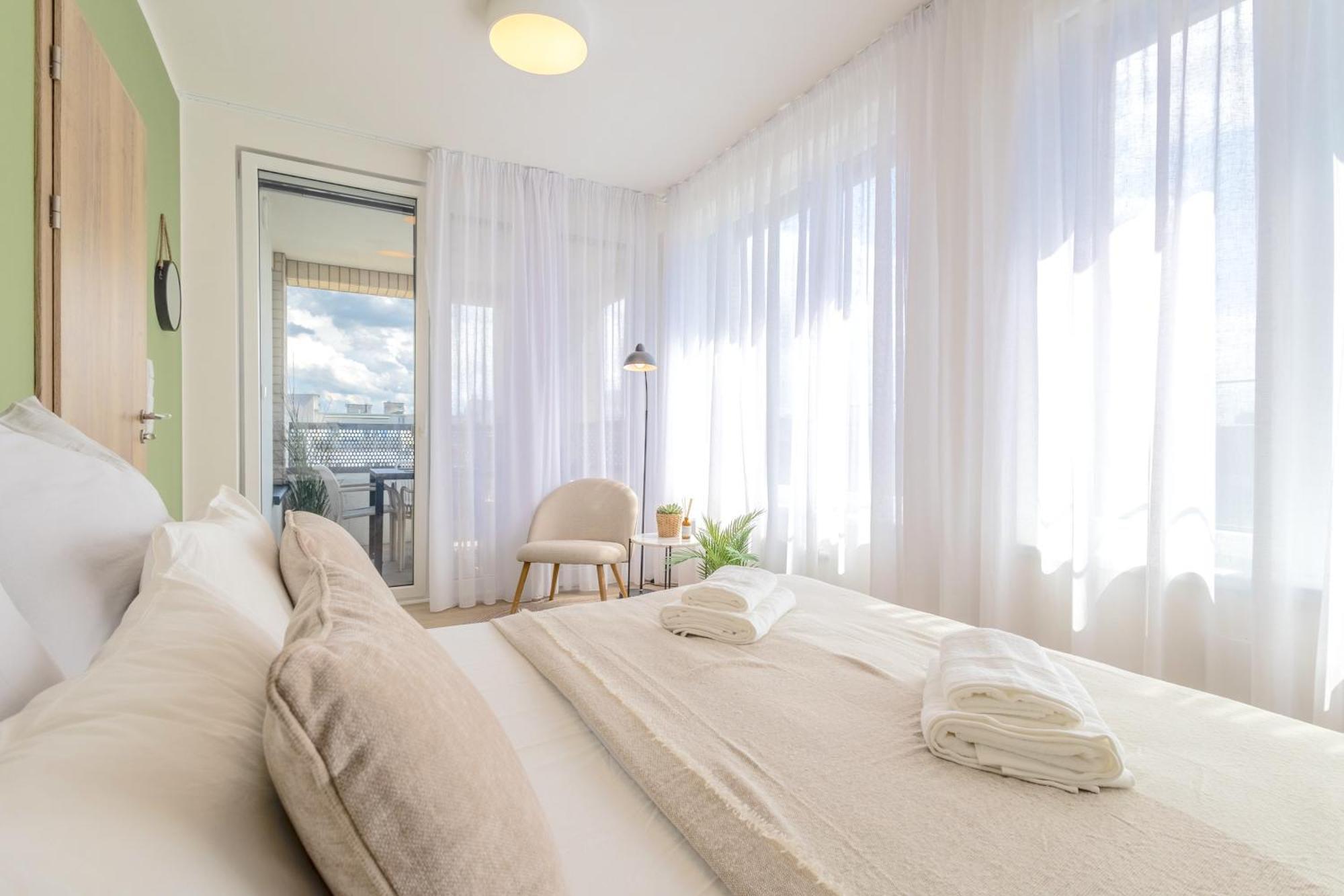 Апартаменты Bright 2Br - 8Th Floor, Balcony, Free Parking - By Gravity Прага Экстерьер фото