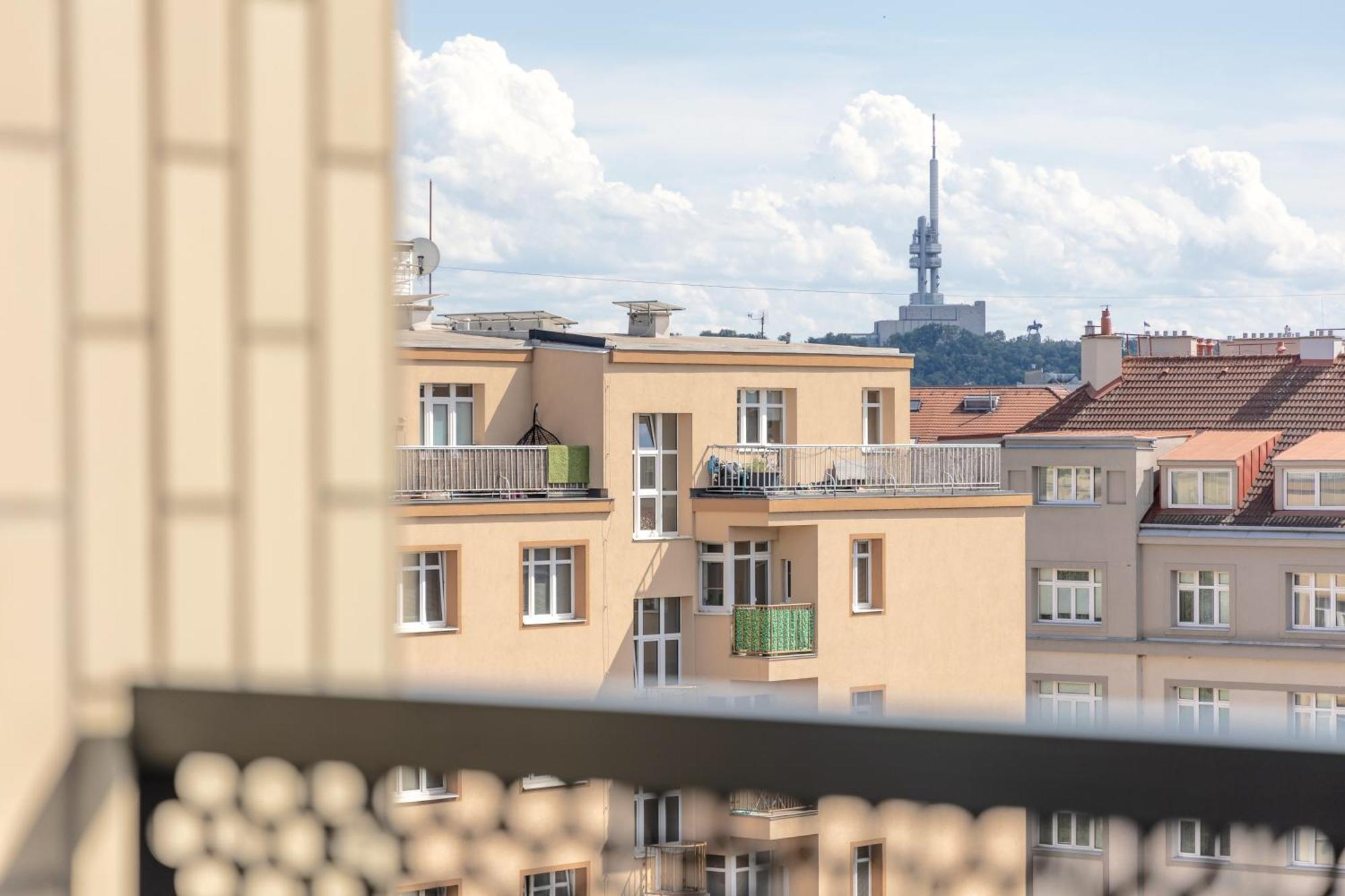 Апартаменты Bright 2Br - 8Th Floor, Balcony, Free Parking - By Gravity Прага Экстерьер фото